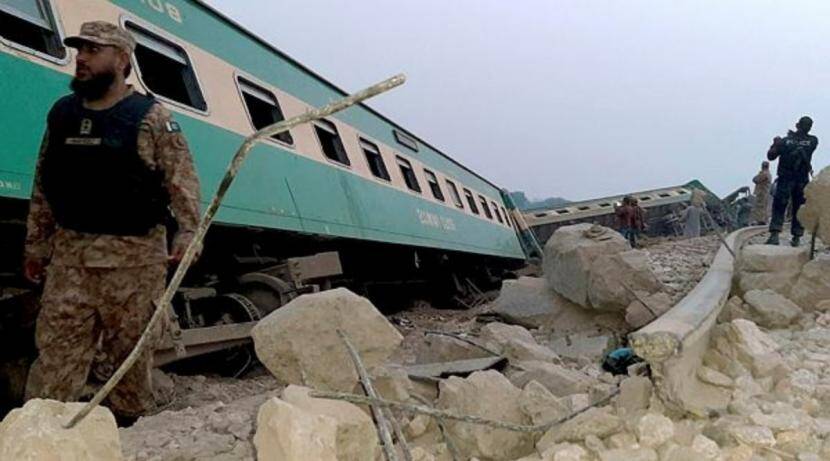 दक्षिण पाकिस्तानात दोन रेल्वे एक्स्प्रेस गाड्यांची धडक झाली. यात मोठी जीवितहानी झाली आहे. (छायाचित्र प्रातिनिधिक)