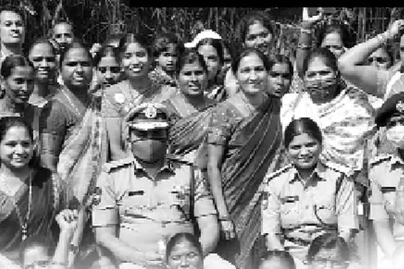 ‘संघमित्रा’ या आपल्या उपक्रमातील स्वयंसेविकांसोबत महेश भागवत