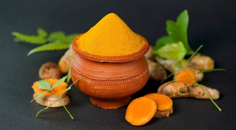 Avoid these 5 common mistakes while applying turmeric on your skin gst 97
