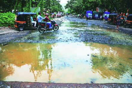 रबाळे एमआयडीसीतील रस्त्यांची झालेली दरावस्था. (छायाचित्र : नरेंद्र वास्कर)