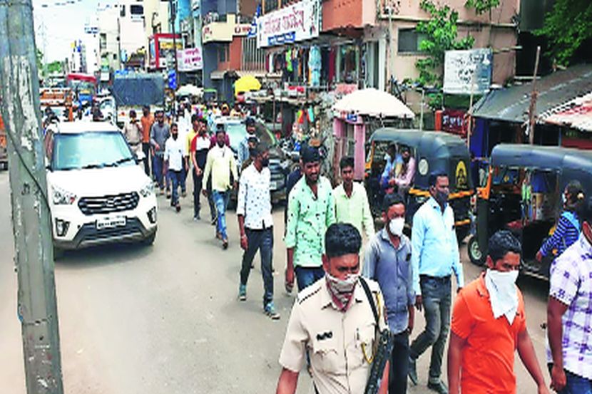 सटाणा तहसील कार्यालयावर काढण्यात आलेल्या मोर्चात सहभागी झालेले पशुधन पदविकाधारक.(छायाचित्र -नितीन बोरसे)