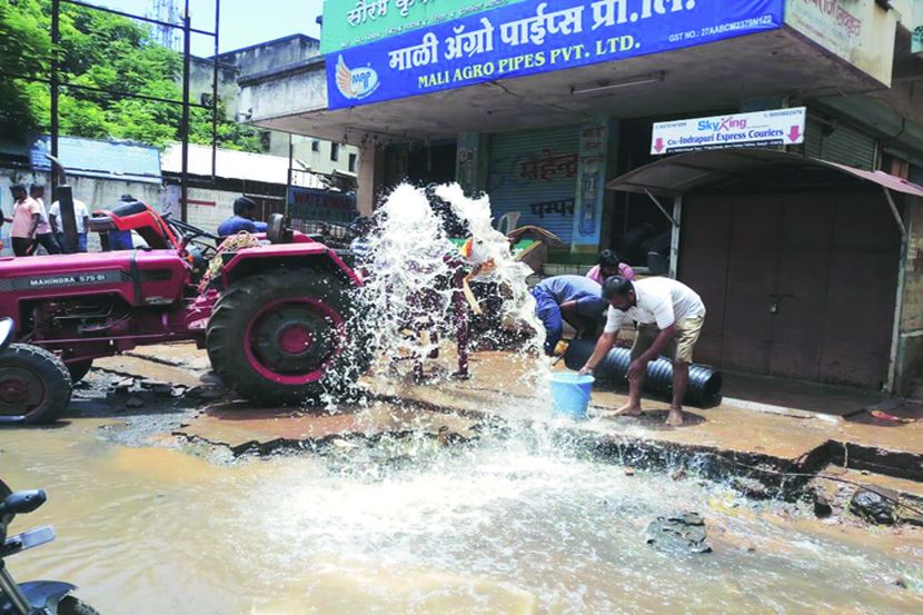 पूर ओसरल्यानंतर तळमजल्यात जमलेले पाणी ट्रॅक्टरच्या पंपाद्वारे उपसण्याचे काम सांगलीत सुरू करण्यात आले.