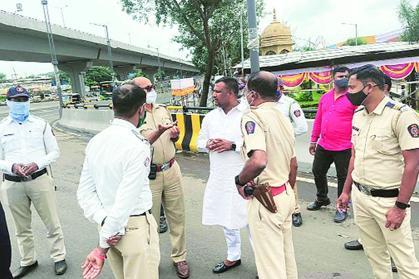 निगडी उड्डाणपुलावर शुक्रवारी झालेल्या अपघातानंतर लोकप्रतिनिधी आणि पोलिसांनी संयुक्तपणे पाहणी केली.