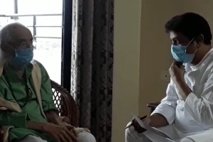 raj thackeray wear mask while meeting with babasaheb purandare