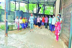 बंद लसीकरण केंद्रावरही गर्दी