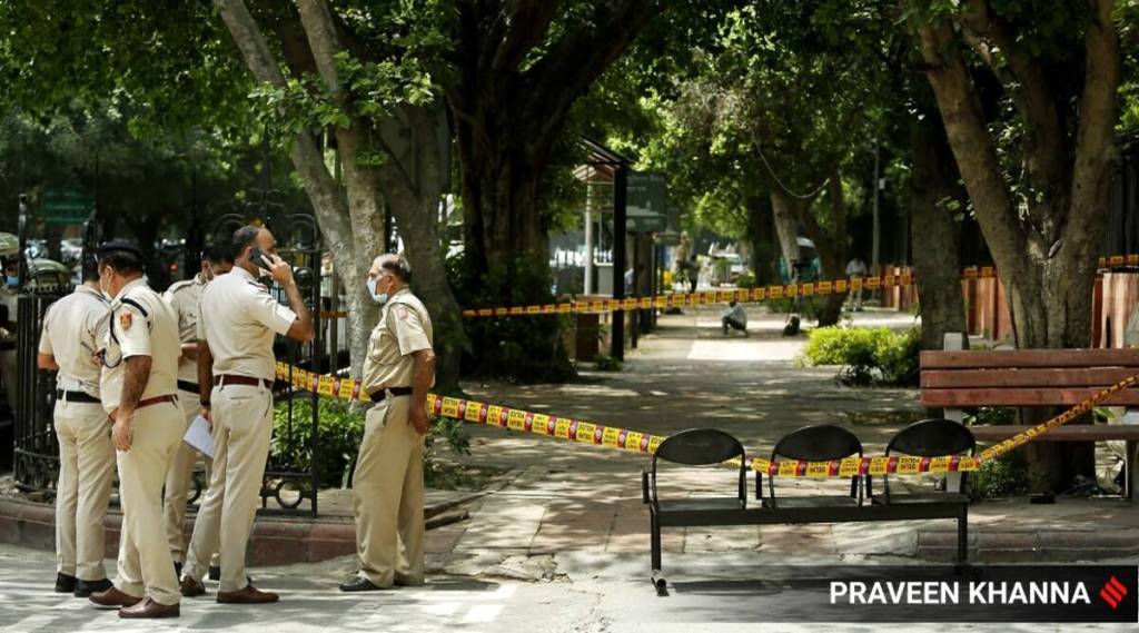 घटनास्थळी पाहणी करताना पोलीस (छायाचित्र सौजन्यः पवन खन्ना. इंडियन एक्सप्रेस)