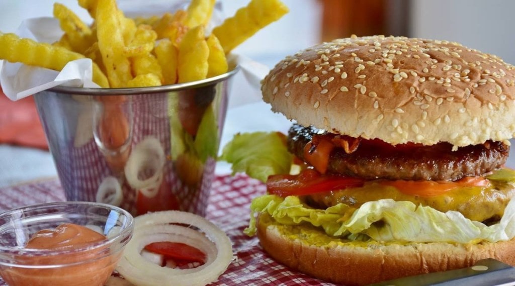 रेस्टॉरंट स्टाईल सारखा आलू टिक्की बर्गर तुम्ही घरच्या घरी बनवू शकता.