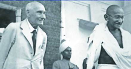लॉर्ड लॉरेन्स पेथीक यांच्यासह महात्मा गांधी