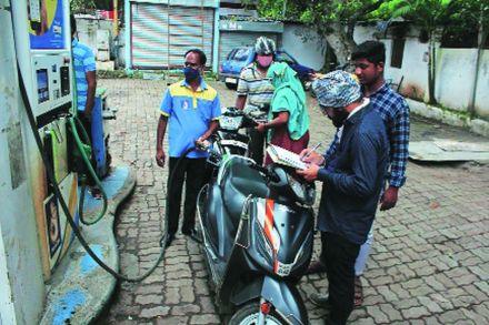 शहरातील पंपांवर हेल्मेट नसताना पेट्रोल घेण्यासाठी आलेल्यांना अर्ज भरून द्यावा लागत आहे. (छाया- यतीश भानू)