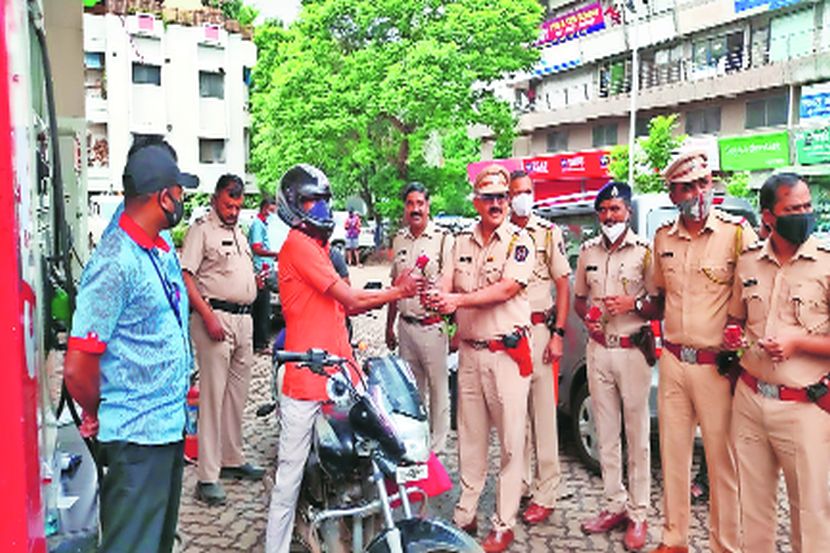 उपनगर पोलीस ठाण्याच्या हद्दीत हेल्मेट परिधान करणाऱ्यांचा अधिकाऱ्यांनी सत्कार केला.