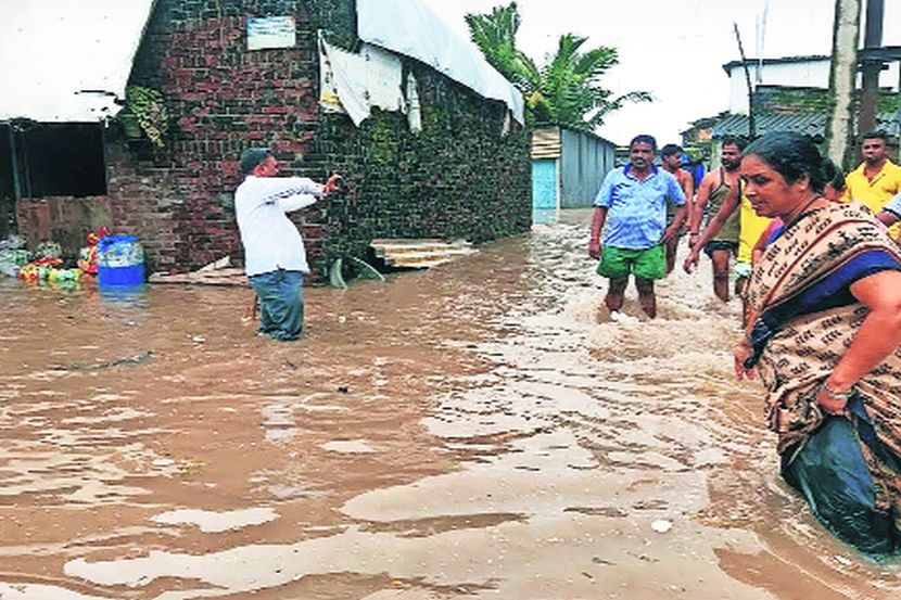 दरवर्षी समुद्र किनारपट्टीवरील गावांना पुराचा फटका सहन करावा लागतो.