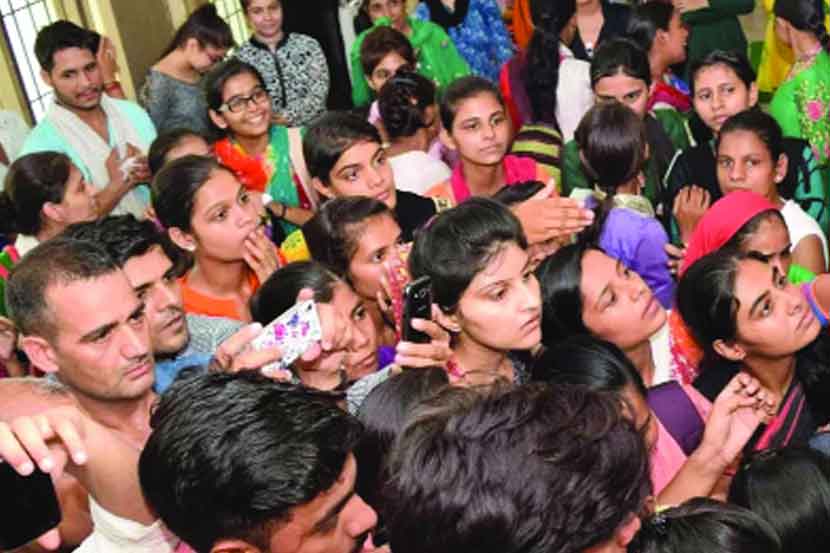 अनुत्तीर्ण हवे आहेत…