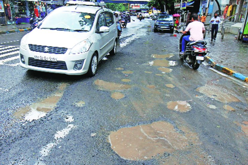 ठाण्यातील खड्ड्यांप्रकरणी चार अभियंते निलंबित