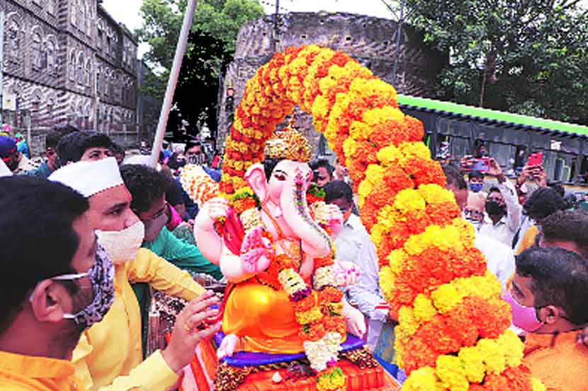 पुण्यातील ग्रामदैवत आणि मानाच्या पहिल्या श्री कसबा गणपती सार्वजनिक गणेशोत्सव मंडळाच्या गणरायाची मूर्ती परंपरेप्रमाणे पालखीतून उत्सव मंडपात आणण्यात आली. (छायाचित्र- पवन खेंगरे)