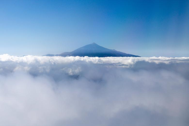 विमानातून टिपलेला फोटो ला पाल्माच्या कॅनरी बेटाजवळील तेइड ज्वालामुखी दर्शवितो.