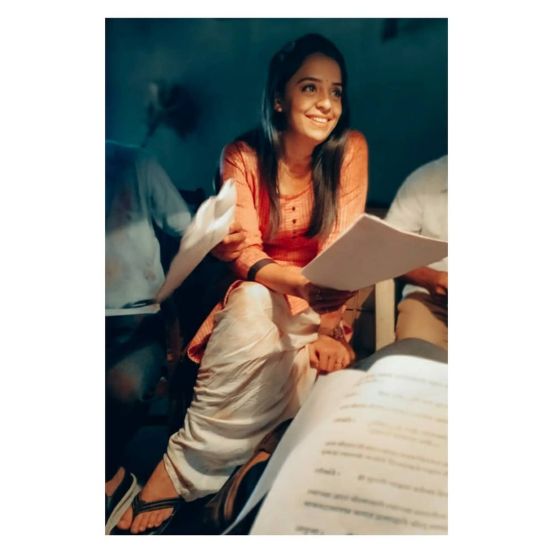त्यातील एक लक्षवेधी व्यक्तिरेखा म्हणजे सायलीची. ही भूमिका निभावणारी अभिनेत्री कुंजिका काळवींट प्रेक्षकांचं लक्ष वेधून घेतेय.