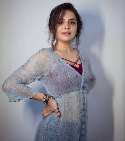 २. सायली साकारणं किती आव्हानात्मक आहे?सायली ही रातांधळी आहे हे तिला सगळ्यांपासून लपवायचा असतं पण ते आता सगळ्यांसमोर आलं आहे. त्यामुळे मला सायली साकारणं खूप चॅलेंजिंग वाटतं. या भूमिकेचा अभ्यास करताना मी काही चित्रपट बघितले होते आणि काही लोकांकडून याबद्दल जाणून घेतलं. त्यामुळे सायली साकारणं जरी आव्हानात्मक असलं तरी ती साकारताना मजा येतेय.