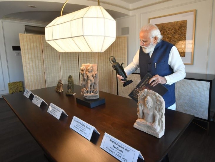या सर्व दुर्मिळ प्राचीन वस्तू सोबत घेऊन पंतप्रधान नरेंद्र मोदी रविवारी दुपारी भारतात परतले.