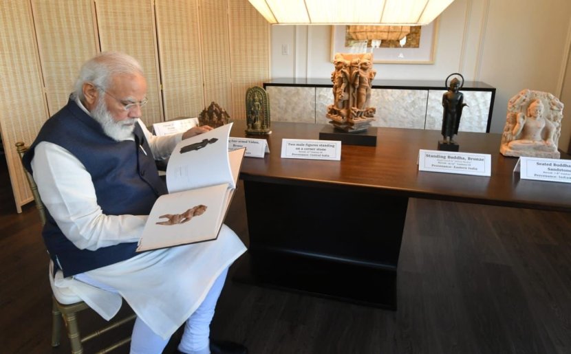 या दौऱ्यादरम्यान, अमेरिकेने तब्बल १५७ पुरातन आणि दुर्मिळ अशा भारतीय कलाकुसरीच्या वस्तू पंतप्रधान नरेंद्र मोदींकडे सोपवल्या आहेत. या वस्तू अनेक वर्षांनंतर पुन्हा भारतात येणार आहेत.