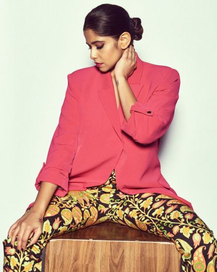 तिच्या या फोटोशूटची सोशल मीडियावर चांगलीच चर्चा रंगली आहे.