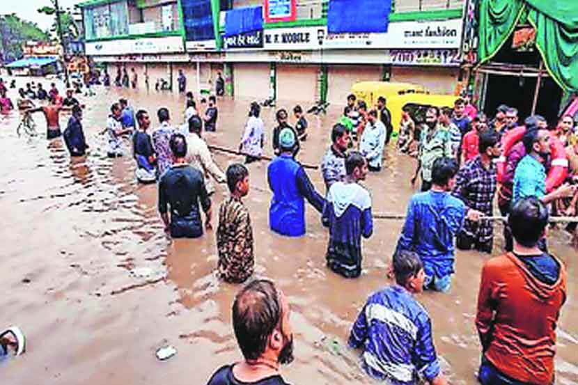 पूरस्थितीमुळे गुजरातमध्ये अनेक खेड्यांचा संपर्क खंडित