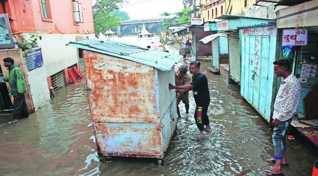 गोदावरीच्या पातळीत मंगळवारी पुन्हा वाढ झाल्याने नदीकाठच्या दुकानदारांची टपऱ्या हलविण्यासाठी लगबग सुरू झाली. (छाया-यतीश भानू)