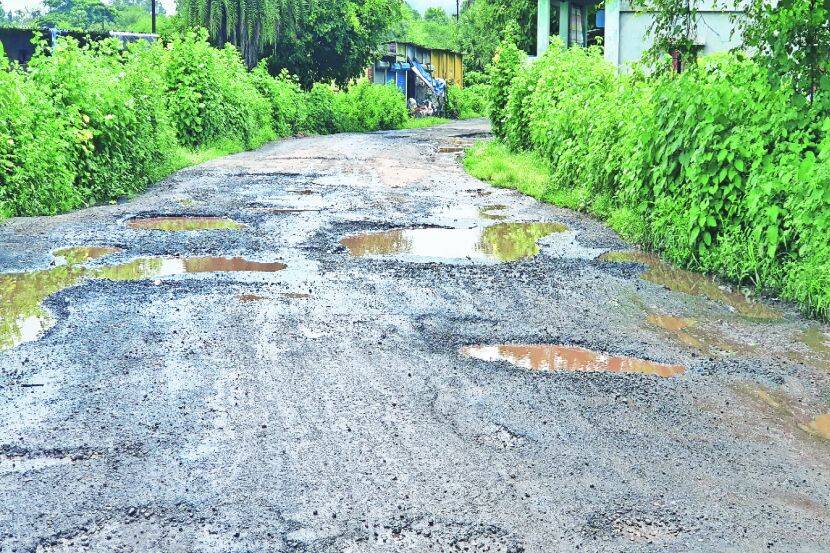 डहाणू-जव्हार रस्त्यावर खड्डय़ांचे साम्राज्य