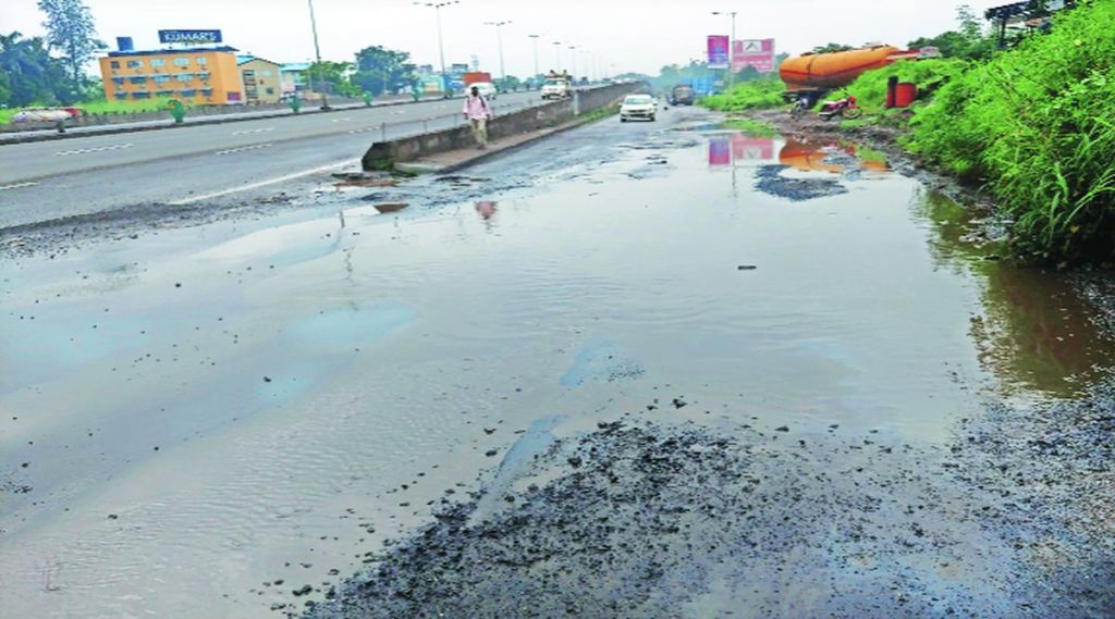 महामार्गाचे सेवा रस्ते खड्डेमय