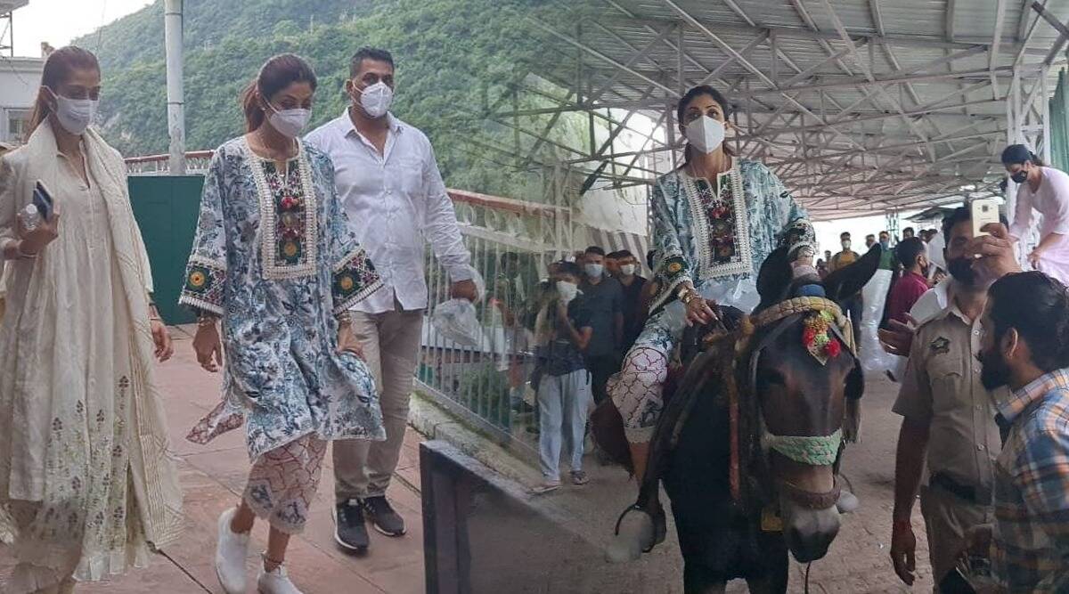 ‘जय माता दी’, वैष्णोदेवी दर्शनासाठी शिल्पा शेट्टीची १३ किमी पायपीट
