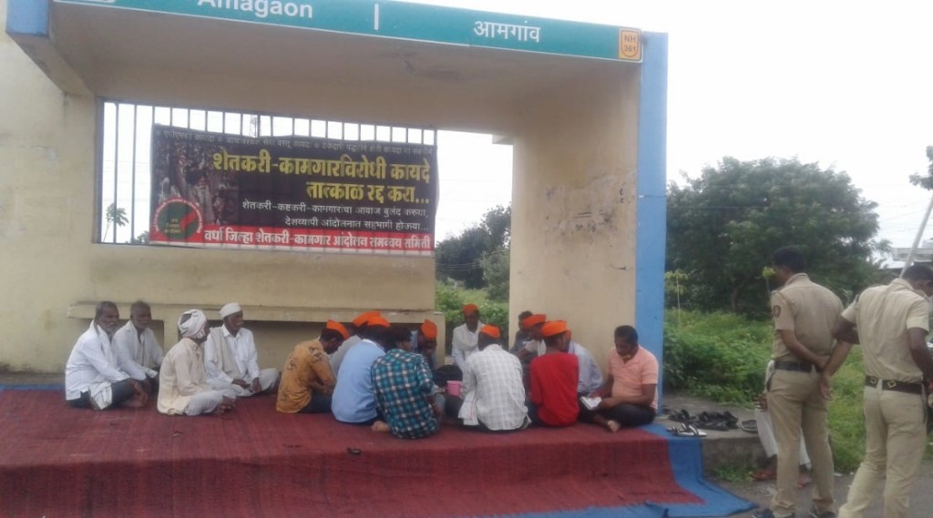 Bhajan Satyagraha on Wardha-Nagpur Highway in protest of agricultural laws