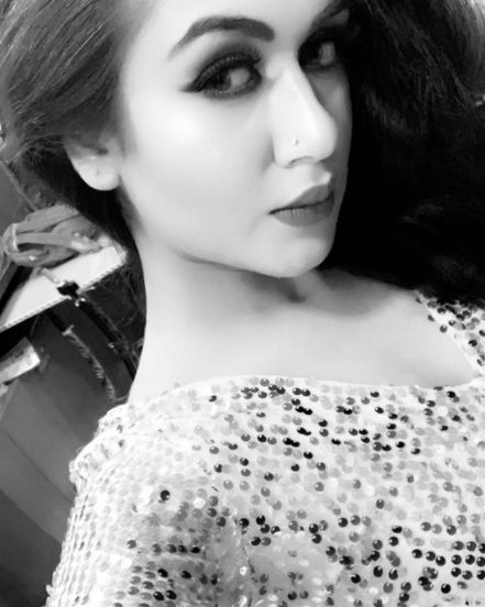 मुनमुन तिच्या सोशल मीडिया अकाऊंटवर खूप सक्रिय आहे. 