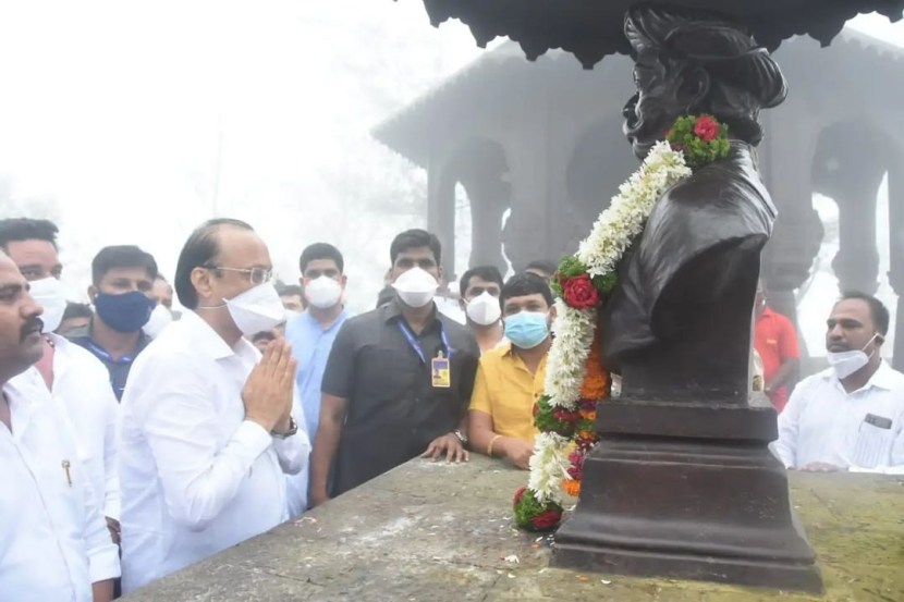 गडावरील नरवीर तानाजी मालुसरे यांच्या पुतळ्यास अजित पवार यांनी पुष्पहार अर्पण करुन अभिवादन केले.