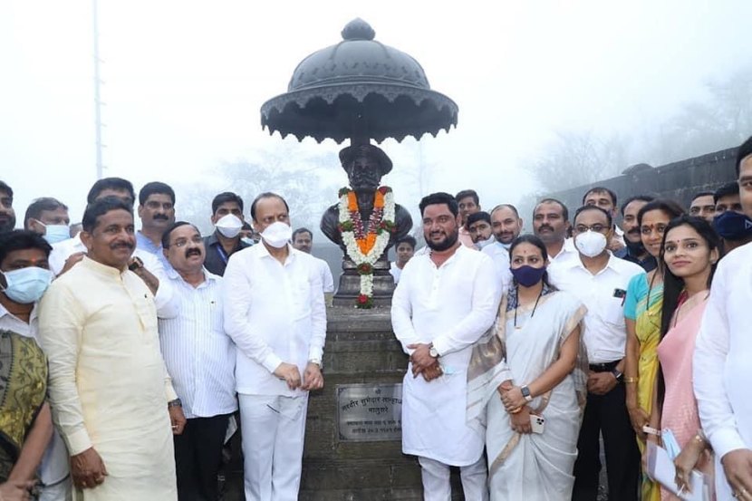 यावेळी खडकवासला आमदार भीमराव तापकीर,विभागीय आयुक्त सौरभ राव, जिल्हाधिकारी डॉ राजेश देशमुख,पुण्याचे उपवनसंरक्षक राहुल पाटील, दिलीप बराटे, सचिन दोडके,सायली वांजळे, जि.प.सदस्या पूजा पारगे व नवनाथ पारगे, वन विभागाचे अधिकारी आदी उपस्थित होते.