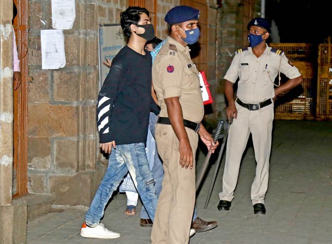 क्रूझवर पार्टी करण्यासाठी अंमलीपदार्थ घेऊन गेल्याप्रकरणी अभिनेता शाहरुख खानचा मुलगा आर्यन खानला अटक करण्यात आली आहे.