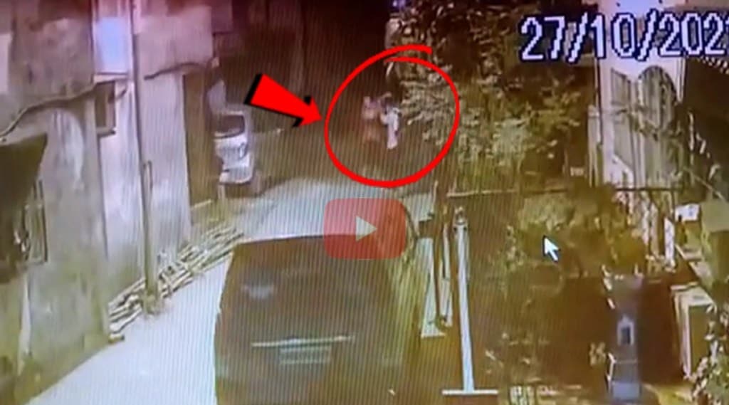 CCTV Footage of Man Beaten by goons in Dombivli