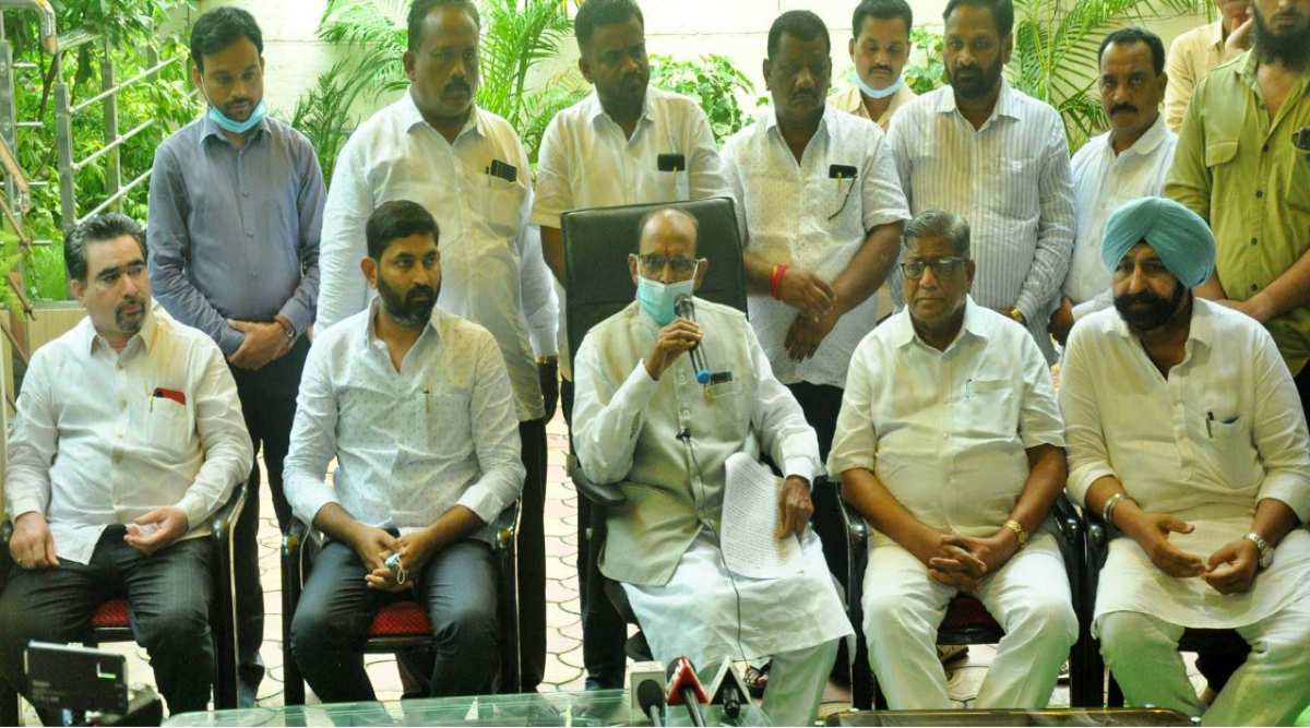 भाजपाला सोडचिट्ठी देत काँग्रेसमध्ये प्रवेशाची घोषणा करणारे नांदेडचे नेते (फोटो : नरेंद्र गडप्पा)