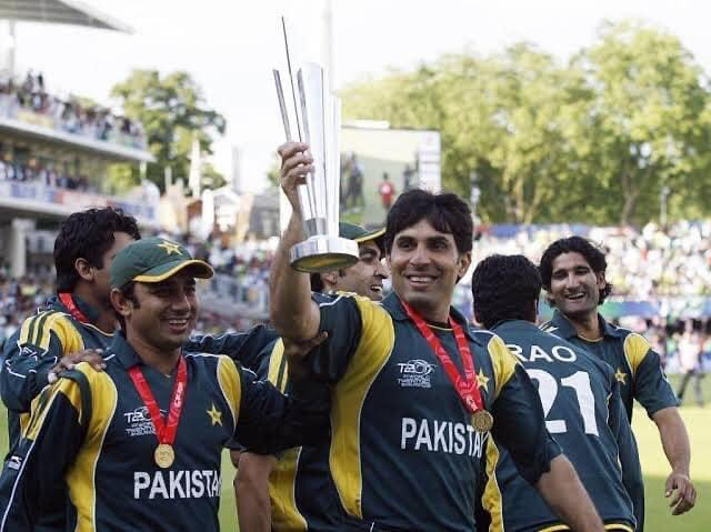२००९ मध्ये पाकिस्तानने टी २० विश्वचषकावर नाव कोरलं. अंतिम सामन्यात श्रीलंकेला ८ गडी राखून पाकिस्ताननं पराभूत केलं. (Photo- Twitter)