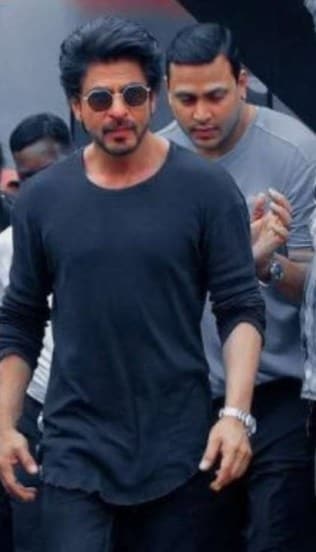 Shah Rukh Khan personal bodyguard Ravi Singh Salary interesting Facts Information and Bond With King Khan