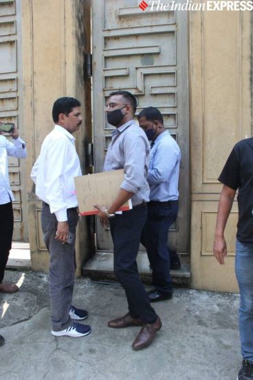 एनसीबीचे अधिकारी दुपारी १ वाजण्याच्या सुमारास शाहरुखच्या मन्नत बंगल्यावर दाखल झाले होते. (Express Photo: Varinder Chawla)