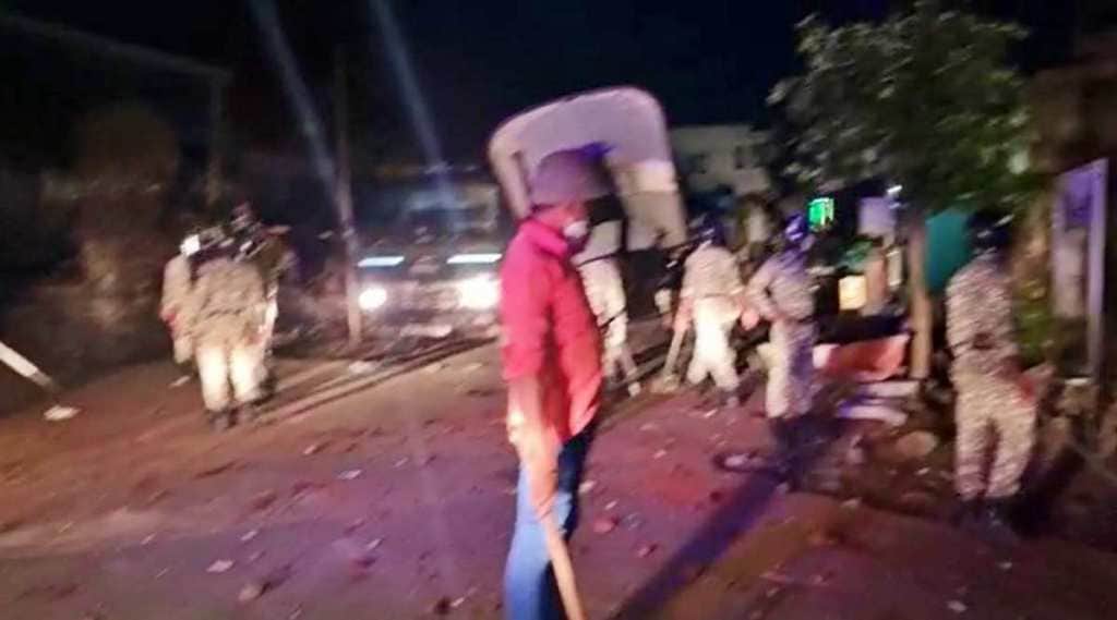 औरंगजेबाविषयीच्या फेसबुक पोस्टवरून उस्मानाबादमध्ये तुफान राडा, जमावाकडून दगडफेक; चार पोलीस जखमी