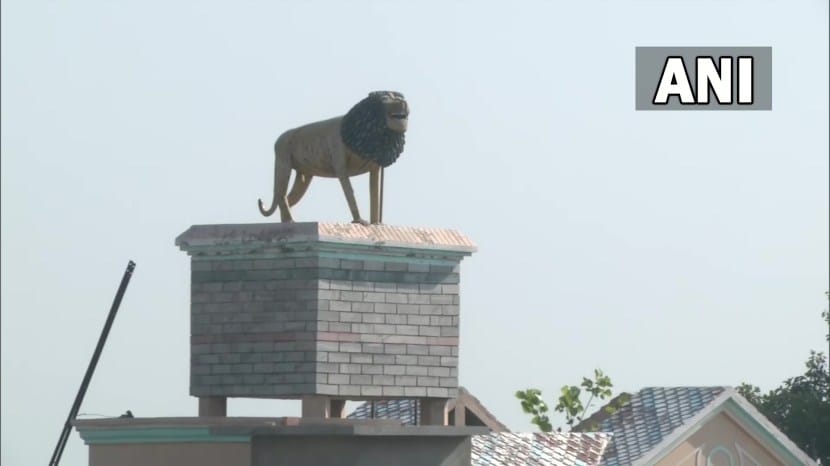 पंजाबमधील जालंधरच्या उप्पल भूपा गावात लोकांनी आपल्या घराच्या छतावर डिझायनर पाण्याच्या टाक्या बनवल्या आहेत.