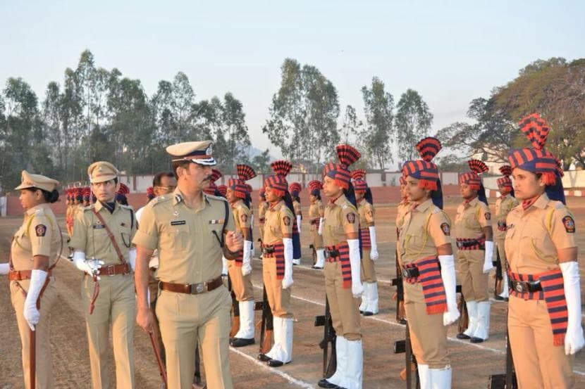 मुंबईत आमदार निवासमध्ये राहत असताना विश्वास नांगरे पाटील यांना कधीतरी उदास वाटायचं, निराशा यायची. त्यानंतर ते मरीन ड्राइव्हला जाऊन बसत असत. सुर्यास्त पाहताना अनेकदा त्यांच्या डोळ्यातून पाणी यायचे.