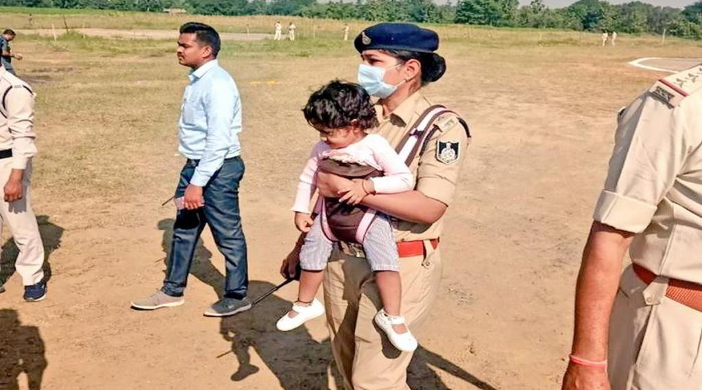 Women dsp carries daughter on duty Madhya Pradesh shivraj singh chouhan praised photos