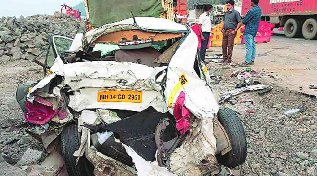 मुंबई-पुणे द्रुतगती मार्गावरील अपघातात तिघांचा मृत्यू