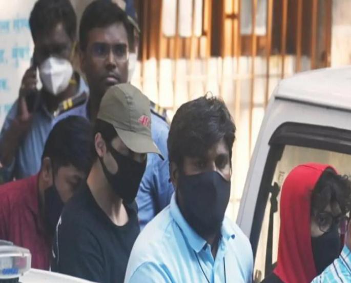 बॉलीवूड अभिनेता शाहरुख खानचा मुलगा आर्यनच्या जामीन अर्जावर आज मुंबई उच्च न्यायालयात सुनावणी होणार आहे. दरम्यान, नार्कोटिक्स कंट्रोल ब्युरोने (एनसीबी) अनन्या पांडे आणि आर्यन खान यांची व्हॉट्सअ‍ॅपवर ड्रग्जच्या चर्चेसाठी चौकशी करत आहे.
