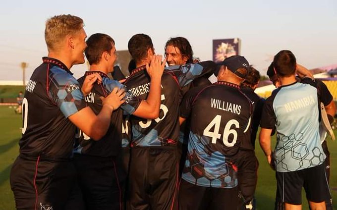 टी-२० वर्ल्डकप २०२१ स्पर्धेत नामिबिया क्रिकेट संघाने ऐतिहासिक कामगिरीची नोंद केली आहे. पात्रता सामन्यात नामिबियाने आयर्लंडचा ८ गडी राखून पराभव करत गट अ मधून सुपर-१२ मध्ये स्थान मिळवले.