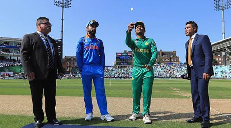 भारत आणि पाकिस्तान आज दुबई आंतरराष्ट्रीय स्टेडियमवर एकमेकांचा सामना करून टी 20 विश्वचषक 2021 च्या मोहिमेची सुरुवात करतील. जगभरातल्या क्रिकेट प्रेमींचं लक्ष या सामन्याकडे लागून राहिलं आहे.