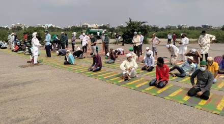 Gurgaon counter namaz open residents sing bhajans in protest