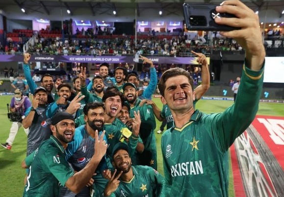 पाकिस्तान संघाचा टी-२० विश्वचषक स्पर्धेतील आतापर्यंतचा प्रवास अतिशय नेत्रदीपक ठरला आहे, त्यांनी तिन्ही सामने जिंकत अव्वल स्थान पटकावले आहे. त्यामुळे संपूर्ण संघात आनंदाचे वातावरण आहे.