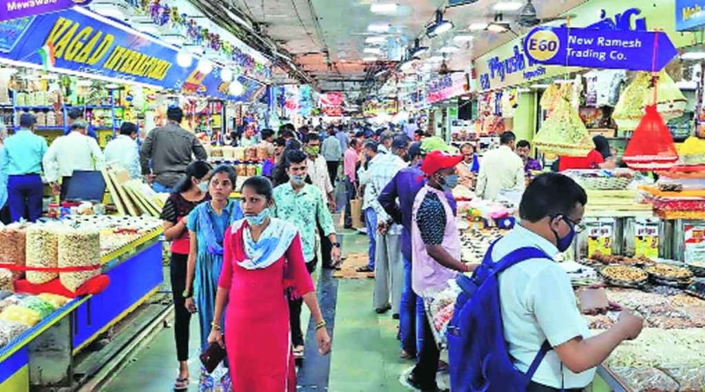दिवाळीनिमित्त नवी मुंबईतील एपीएमसी बाजारात ग्राहकांची गर्दी होत आहे. (छायाचित्र: नरेंद्र वास्कर)